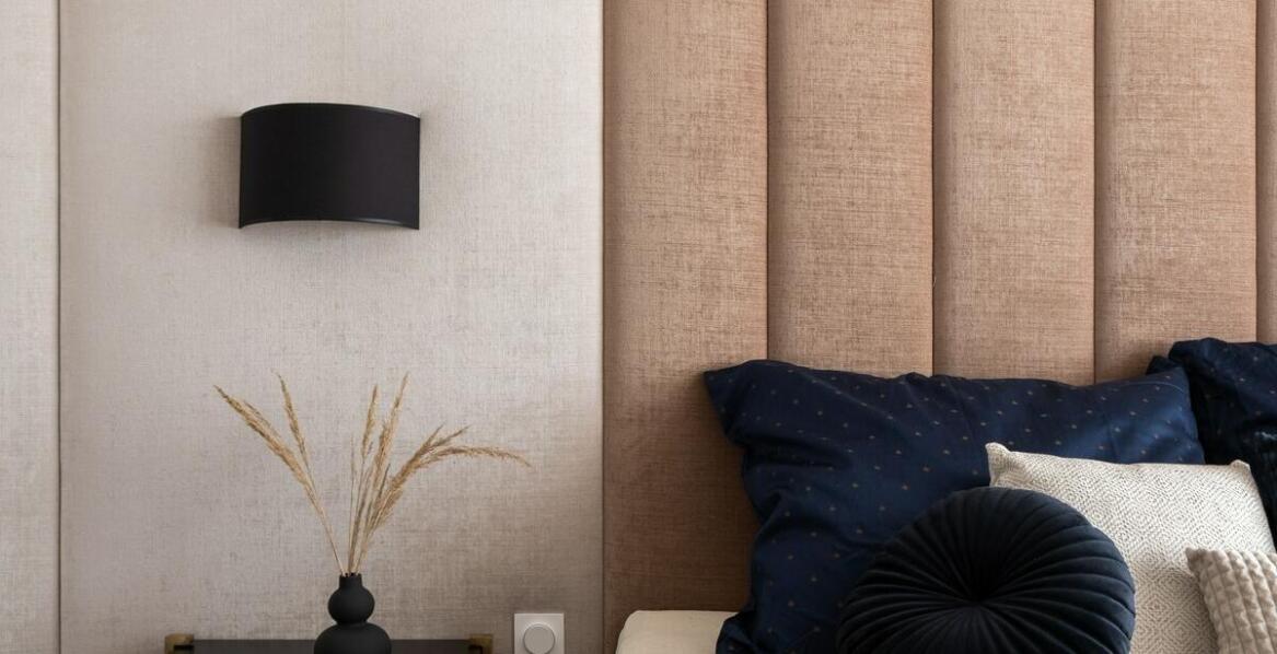 Zalety zastosowania paneli tapicerowanych w minimalistycznej sypialni