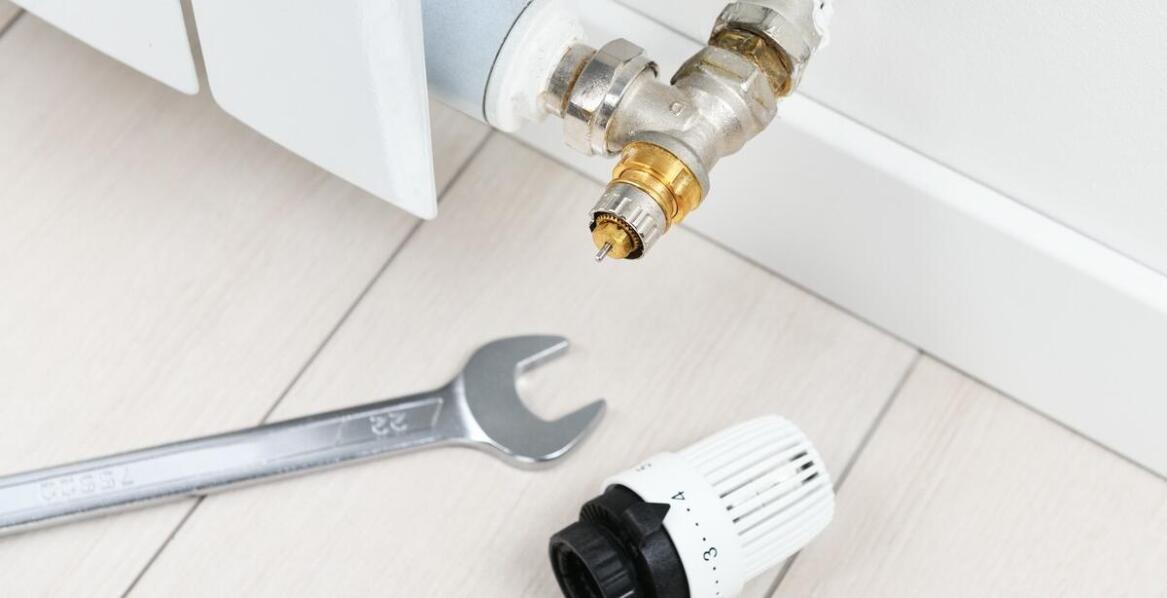 Przegląd uchwytów hakowych do montażu grzejników