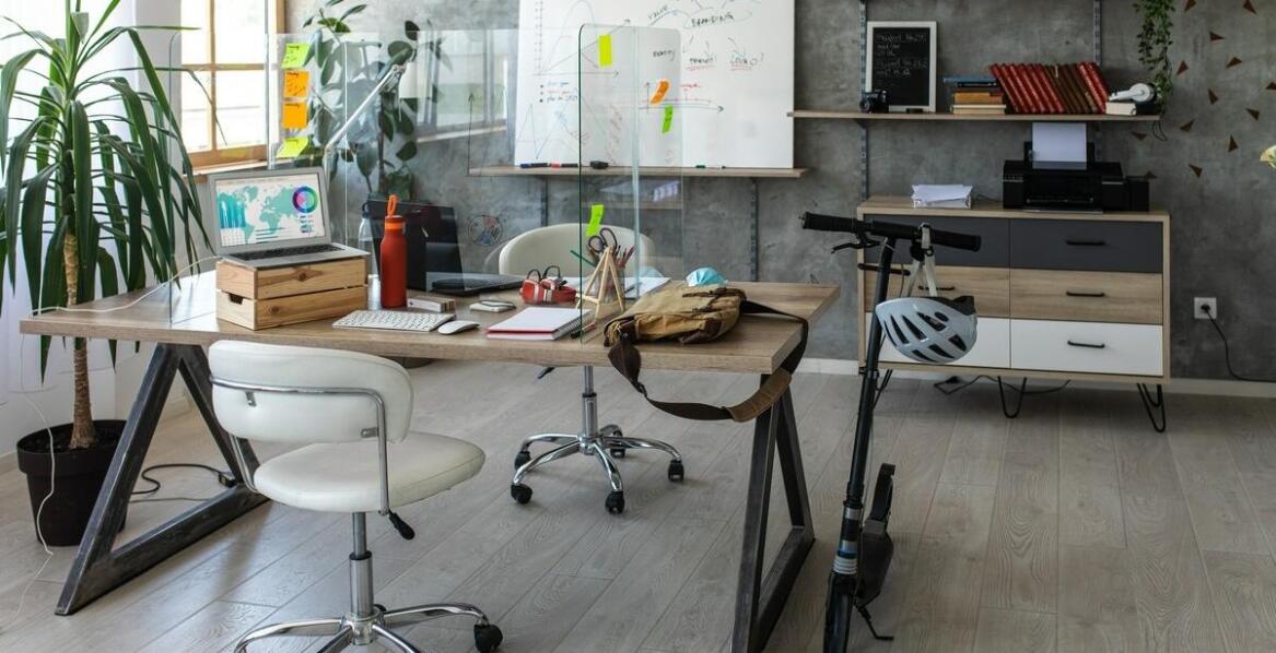 Jakie funkcje biurek regulowanych zwiększają komfort pracy umysłowej?