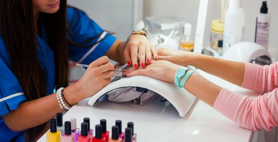 Szkolenia stylizacji paznokci warszawa – jak rozpocząć swoją przygodę z nail art?