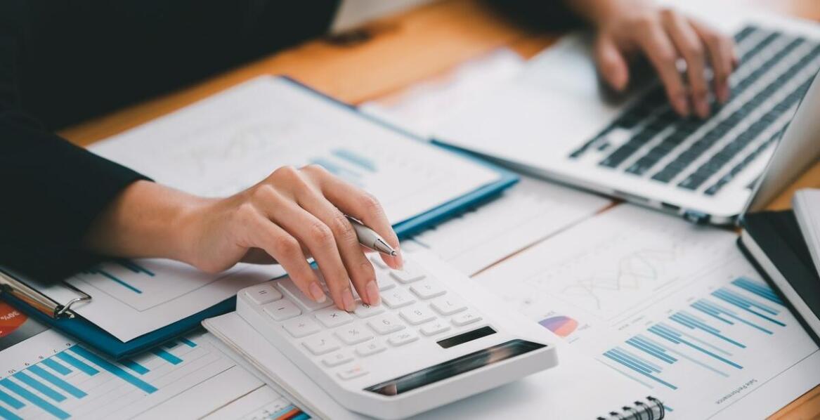 Cennik usług rozliczeniowych – jak wybrać najbardziej korzystną ofertę?