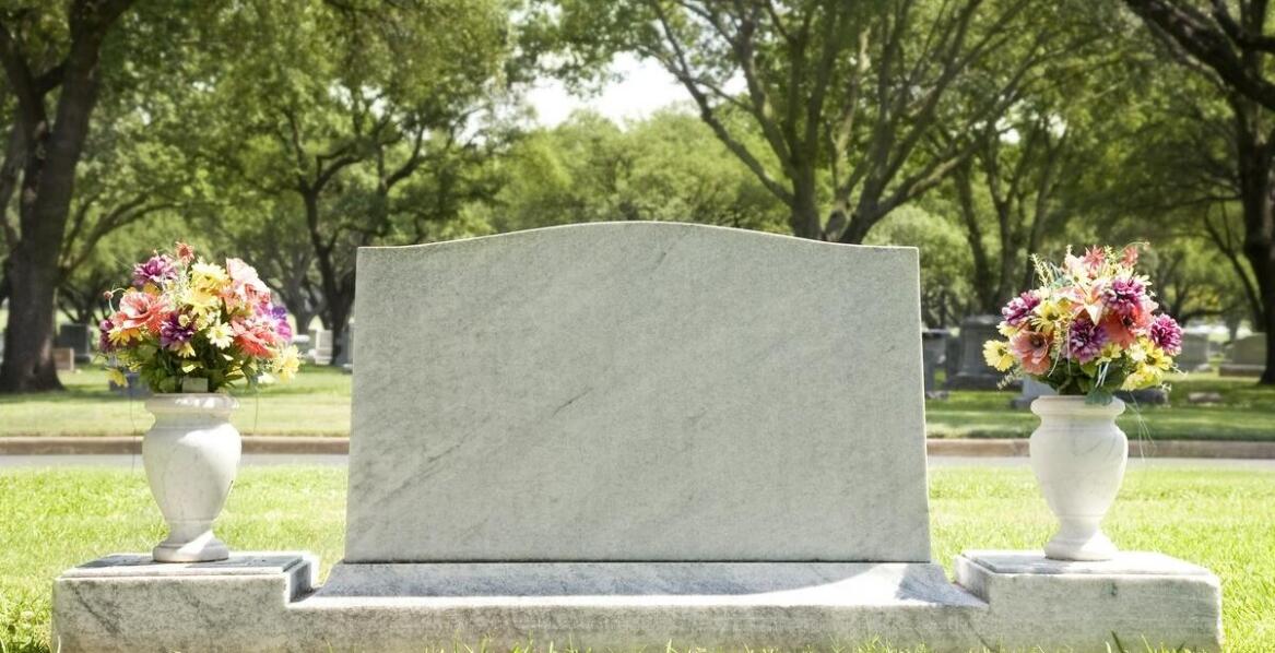 Ławka cmentarna do wkopania – opcje personalizacji dla indywidualnych potrzeb