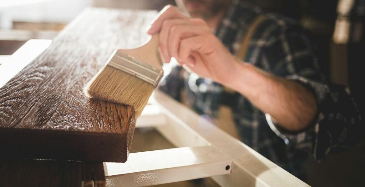 Wpływ lakierowania na ochronę i trwałość powierzchni mebli