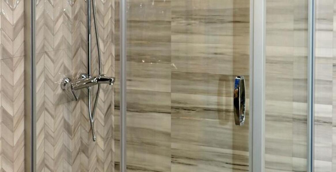 Kabiny prysznicowe na wymiar – jak dopasować je do łazienki?