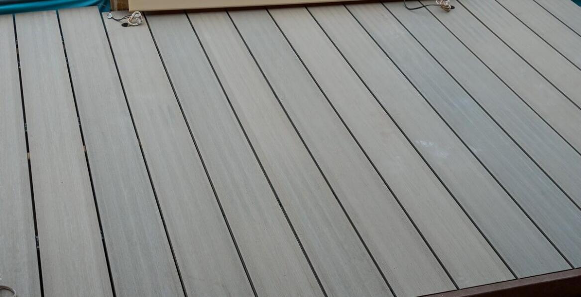 Jakie są najlepsze rozwiązania dla odpływu wody na tarasach kompozytowych?