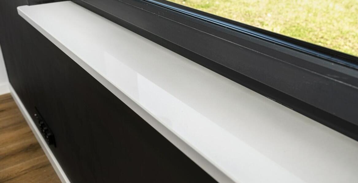 Trendy w designie: końcówki aluminiowe do parapetów w architekturze wnętrz