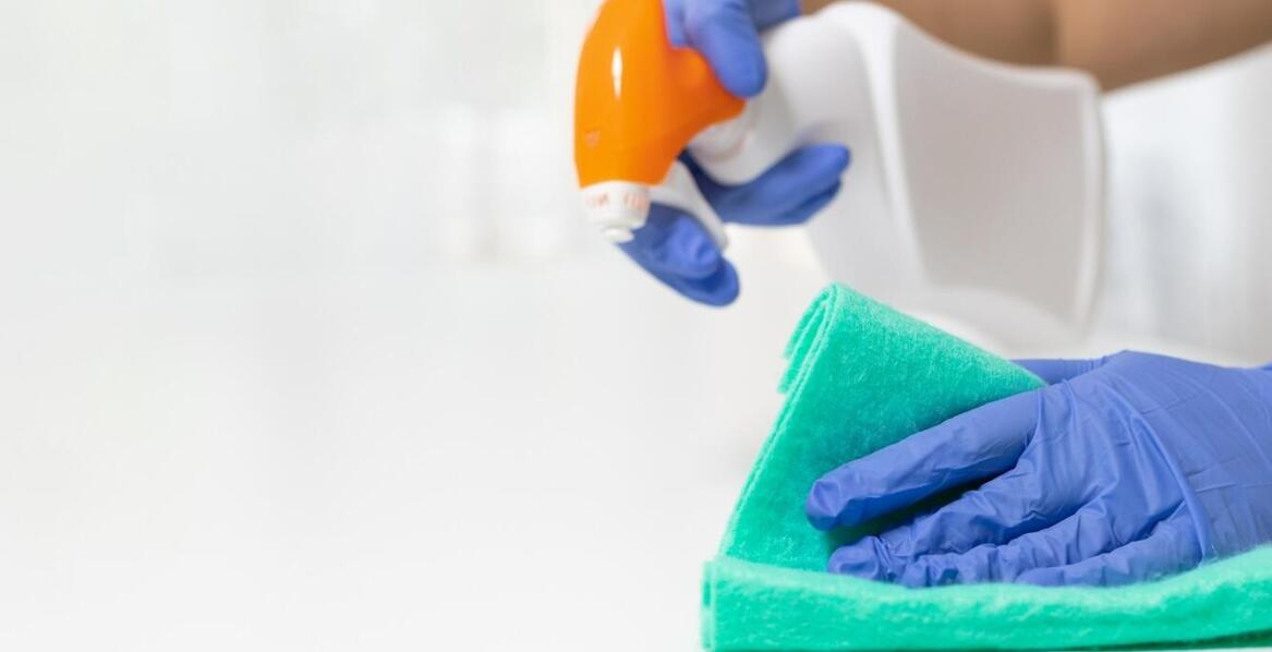 Jakie techniki stosuje firma sprzątająca do dezynfekcji powierzchni?