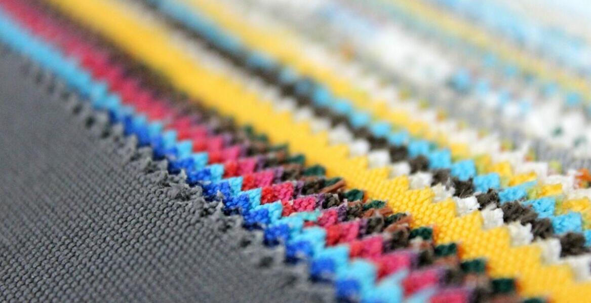 Wpływ nowoczesnych technik drapania na teksturę dzianin