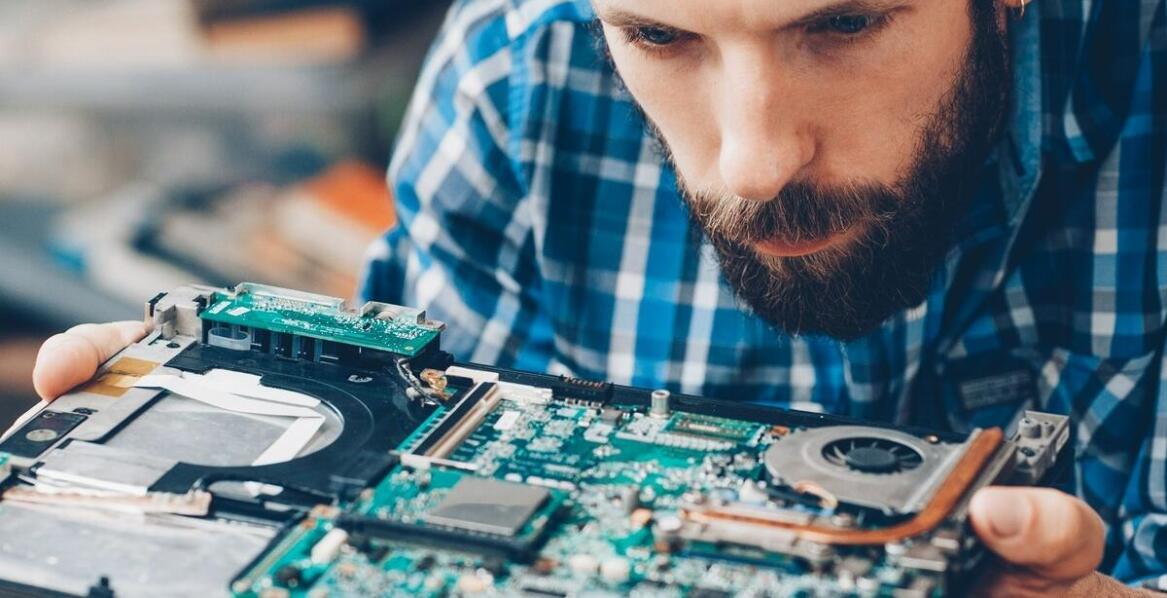 Jak przebiega proces usuwania skutków zalania w laptopach w Inowrocławiu?