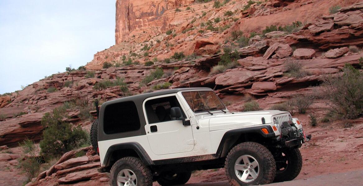 Jakie materiały zapewniają trwałość akcesoriów do jeepów?