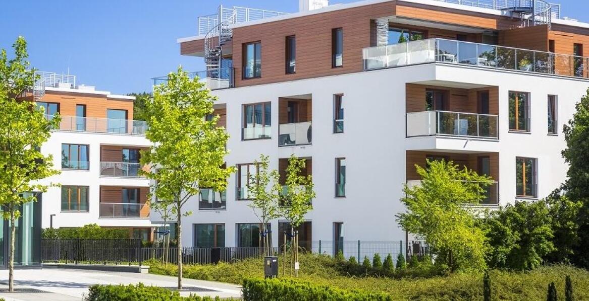 Przestrzeń wokół mieszkań deweloperskich: Jak estetyka wpływa na wartość nieruchomości?