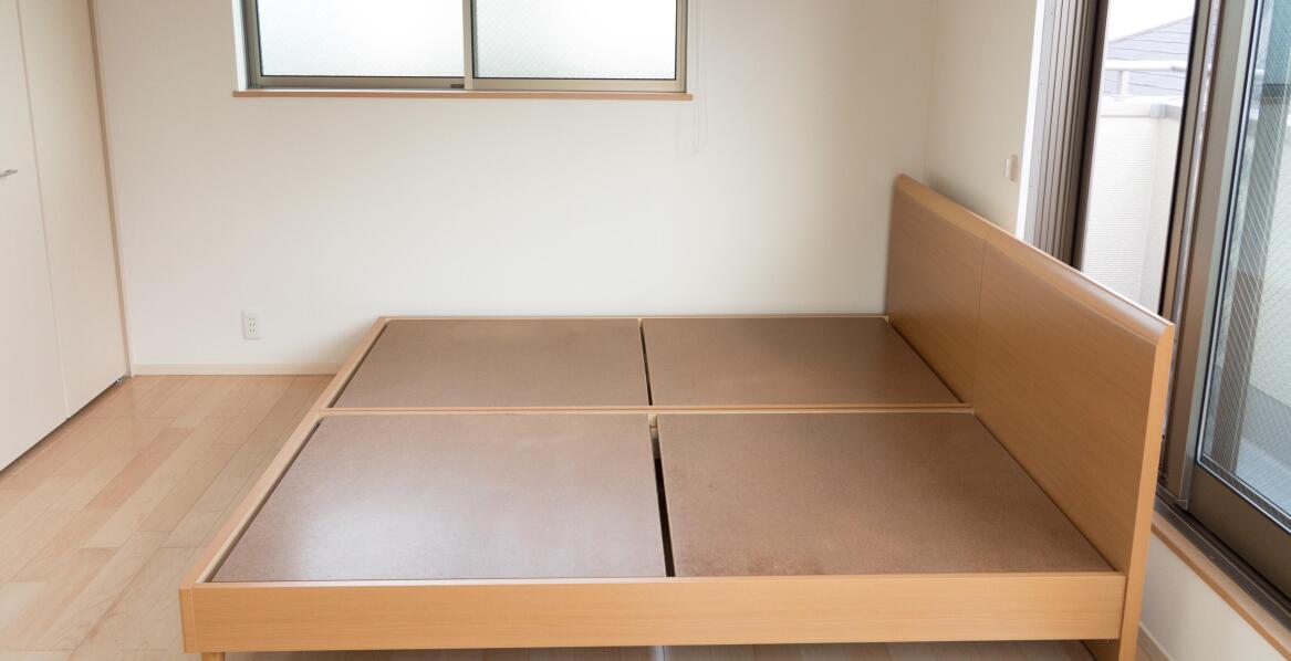 Jakie wykończenia są dostępne dla łóżka drewnianego 160x200?