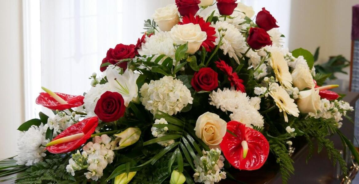 Jakie są najważniejsze etapy organizacji pogrzebu przez zakład pogrzebowy?