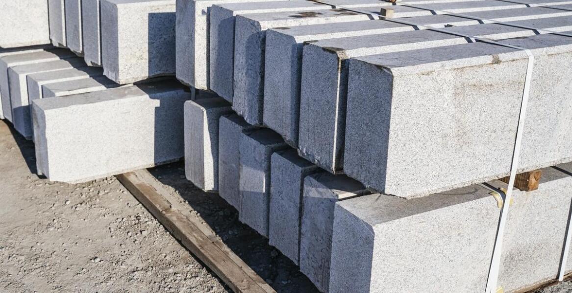 Jak jakość betonu wpływa na trwałość i estetykę krawężników?