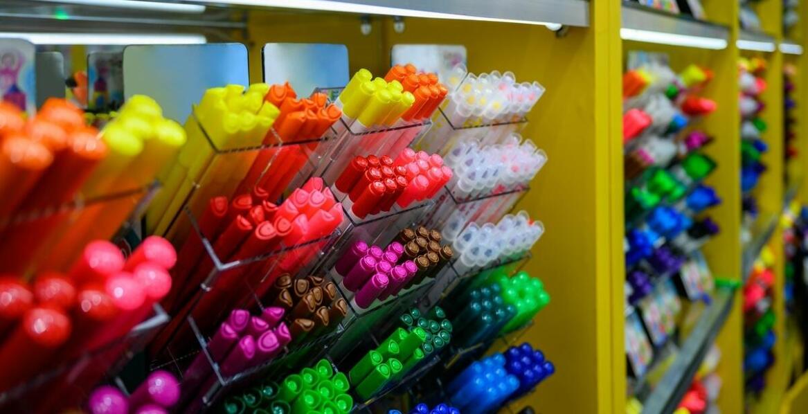 Jak standy tekturowe mogą wspierać lokalne kampanie reklamowe?