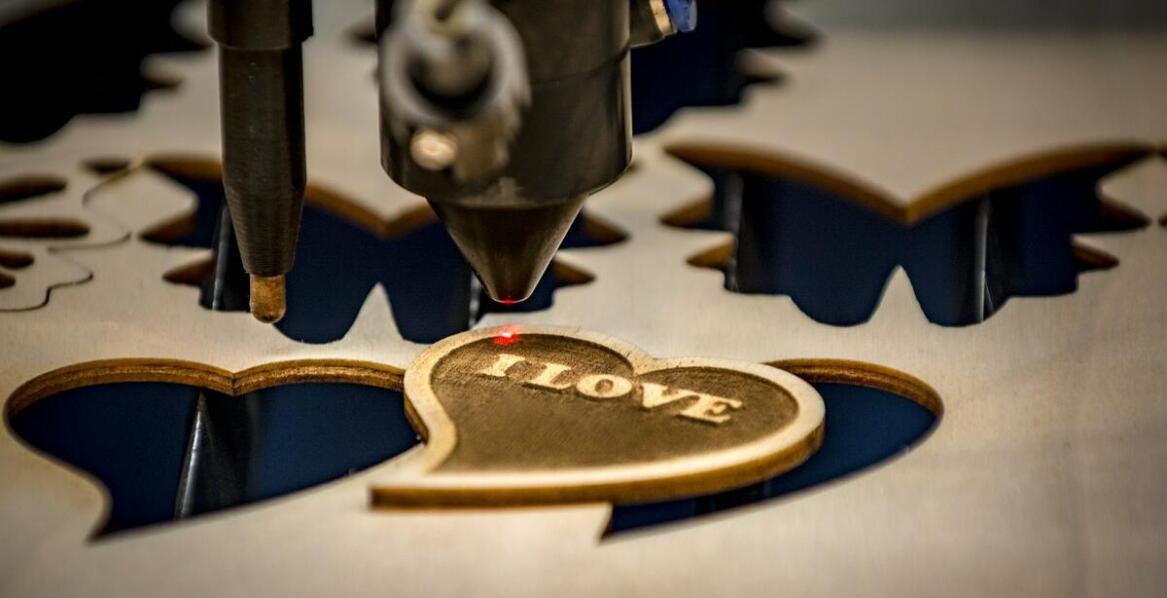 Zastosowanie dibondu i PCV spienionego w połączeniu z grawerowaniem laserowym