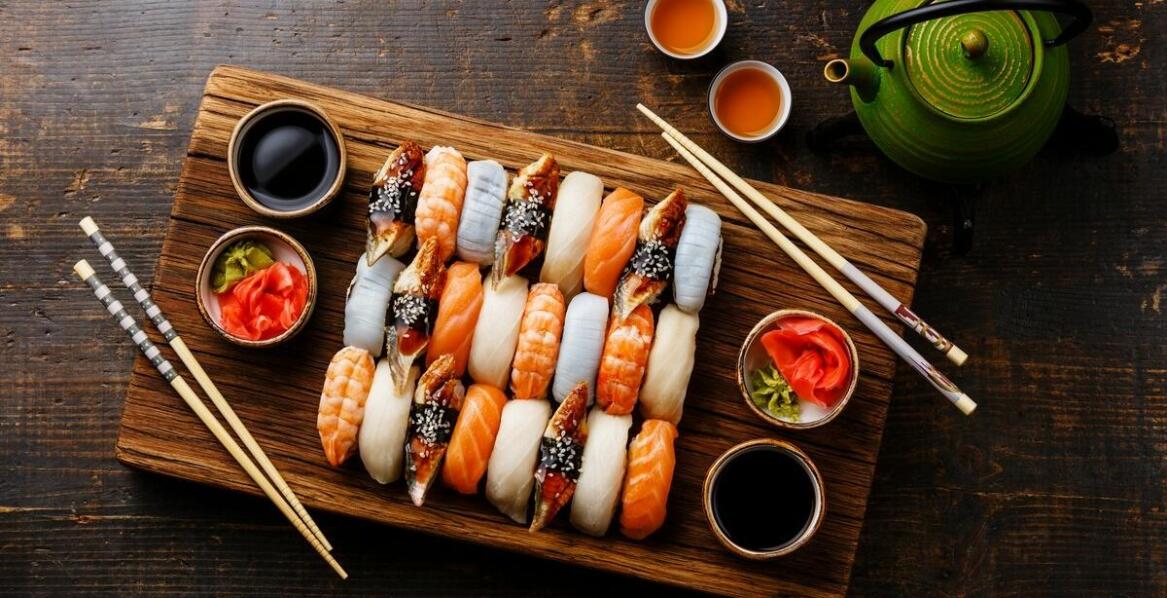 Uramaki z dostawą – odkryj nowe smaki w zaciszu własnego mieszkania