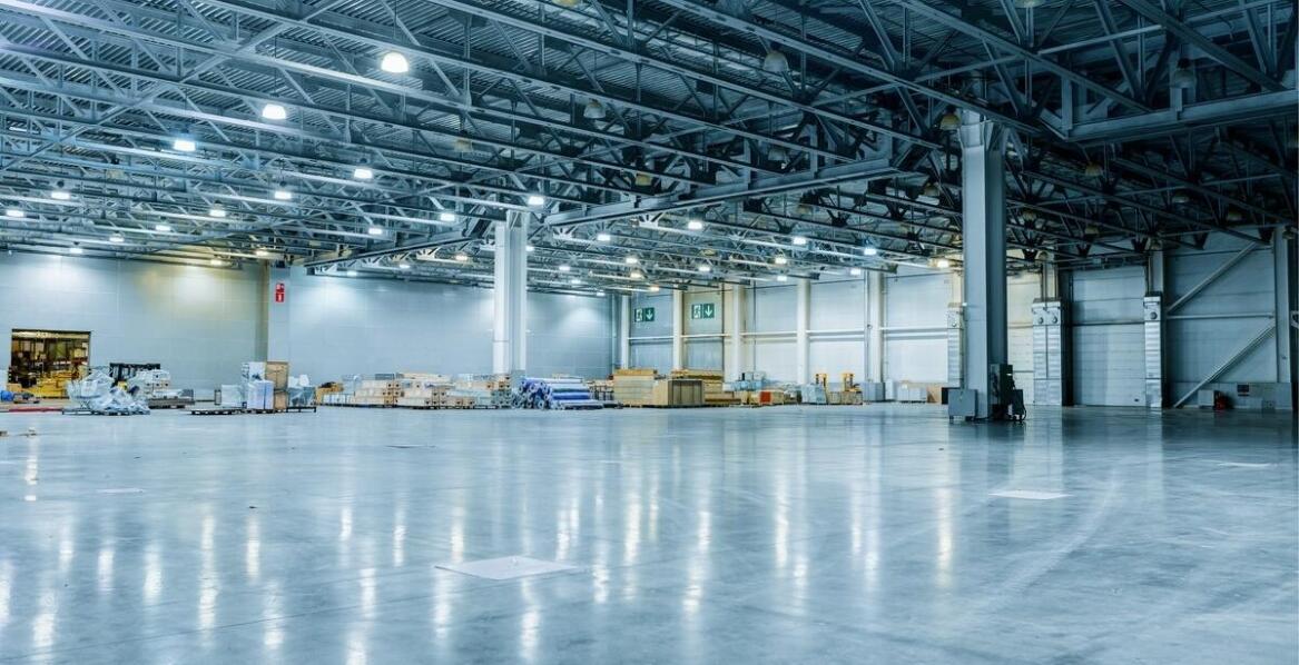 Jak optymalizować zużycie energii dzięki instalacjom oświetleniowym w przemyśle?