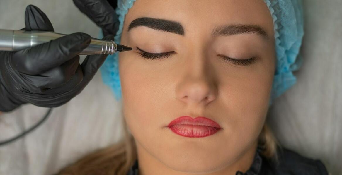 Jak wybrać salon do wykonania makijażu permanentnego eyelinera?