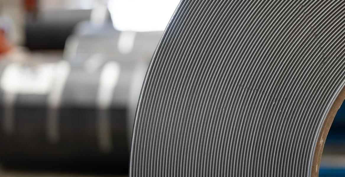 Przewaga standów kartonowych nad innymi materiałami w strategii marketingowej