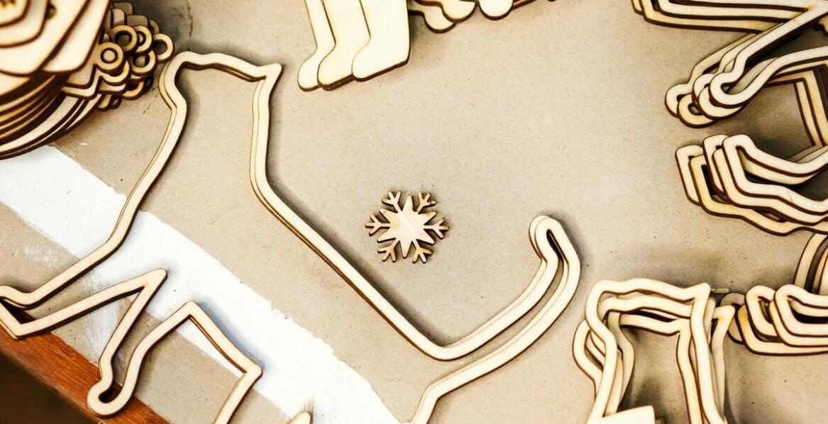 Jak lekka sklejka wpływa na trwałość i estetykę projektów scenograficznych?