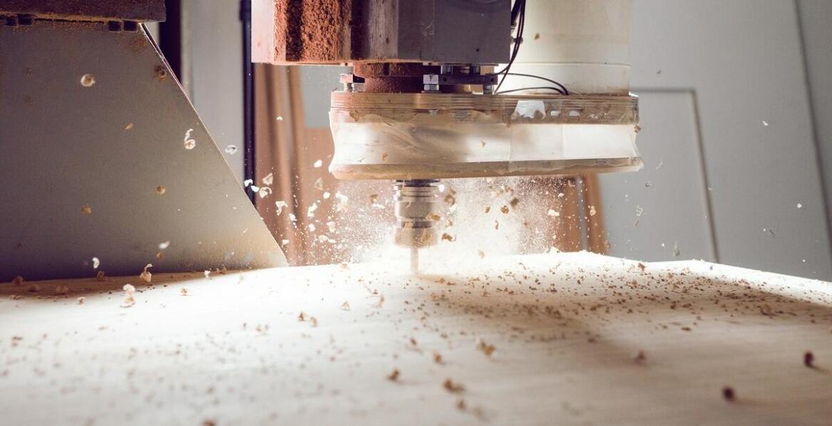 Frezarka CNC do plastiku – jak może zwiększyć konkurencyjność firmy?