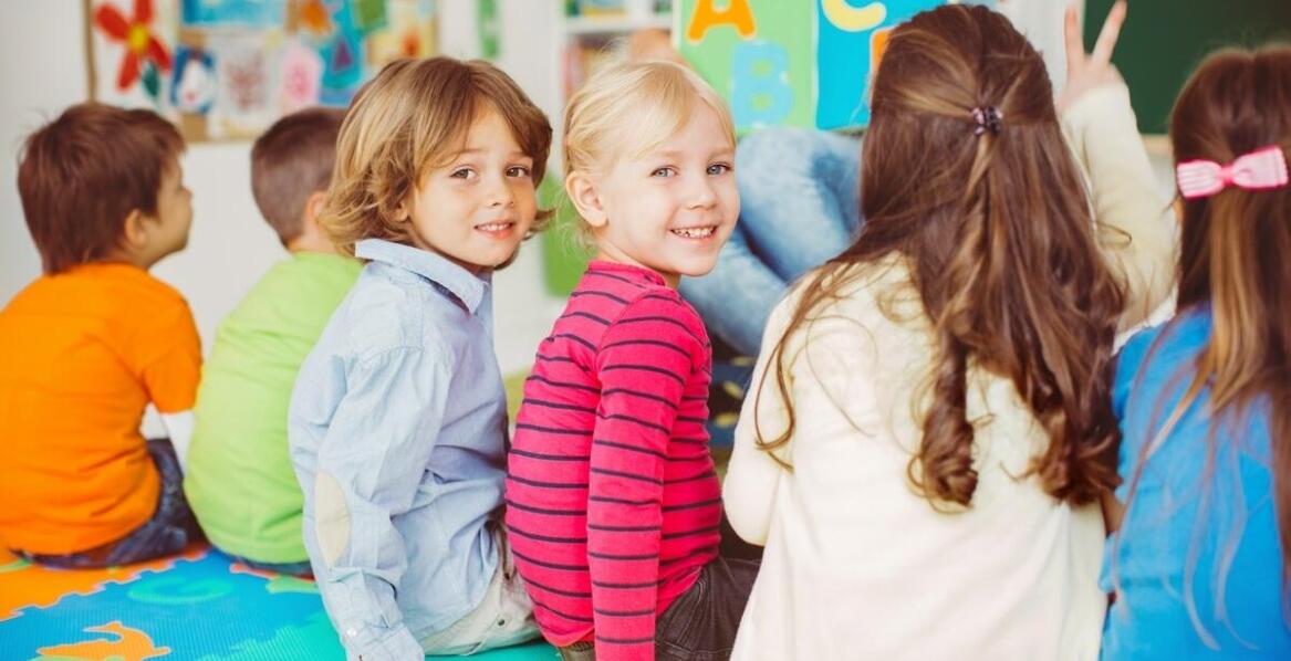 Jakie są różnice między nauką indywidualną a grupową w kursach angielskiego dla dzieci?