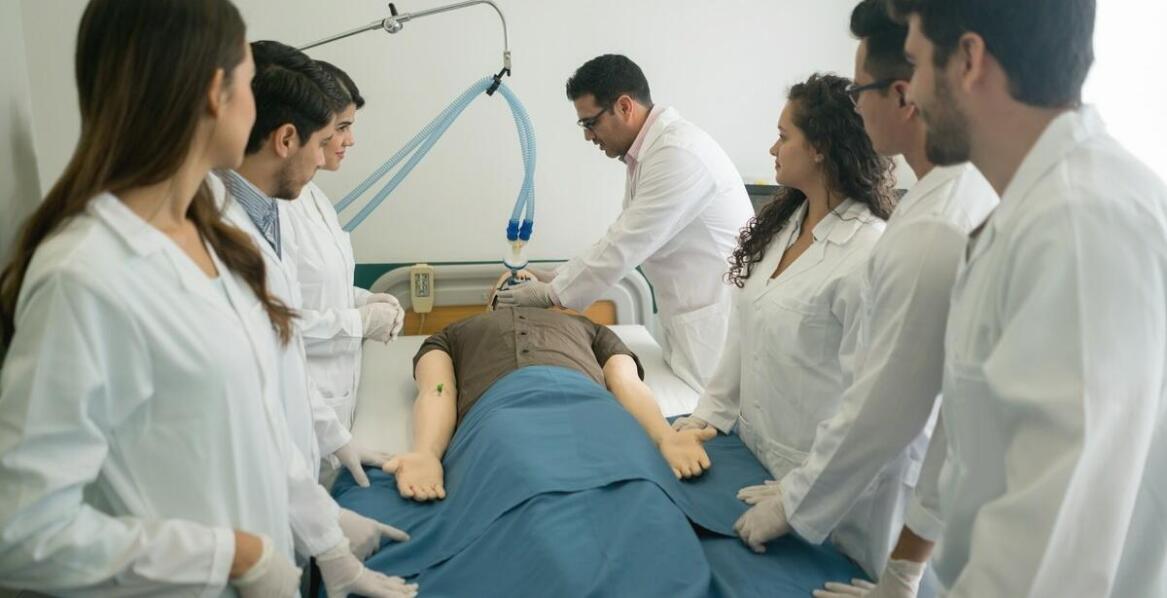 Dlaczego warto uczestniczyć w szkoleniach z użyciem zaawansowanych technologii medycznych?