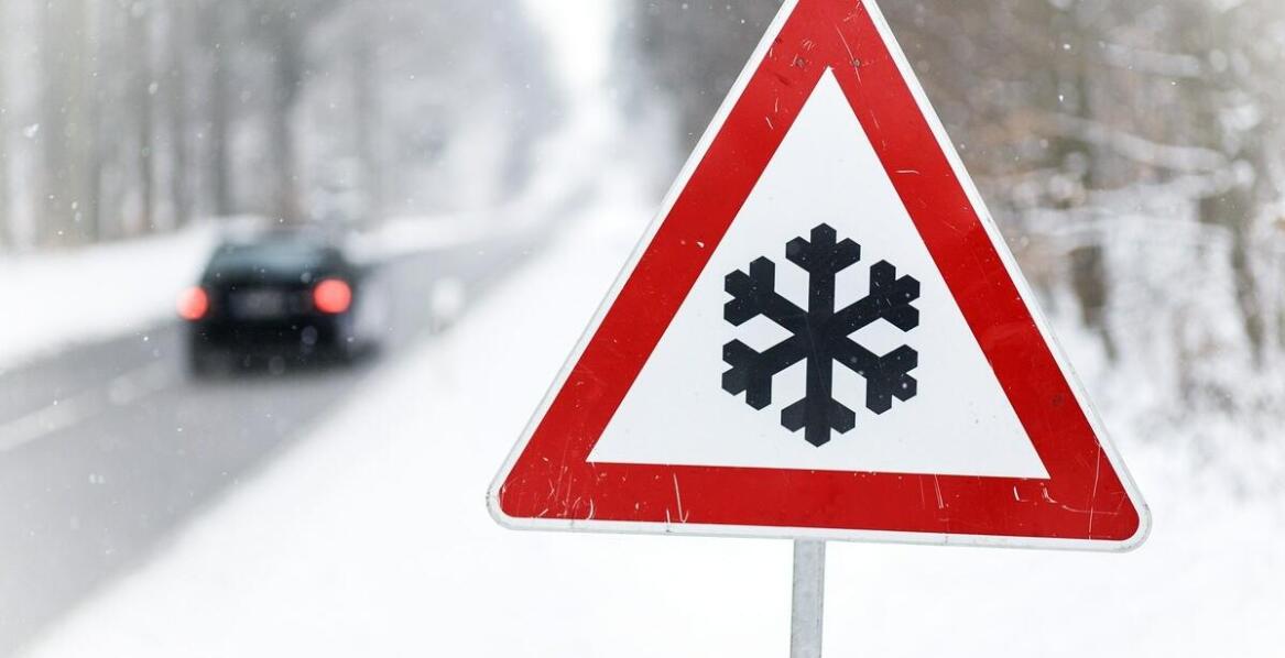 Zastosowanie piasku rzecznego w mieszankach z solą drogową – zalety i efektywność