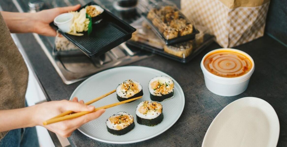Zamów sushi na dowóz i ciesz się smakami Azji bez wychodzenia z domu