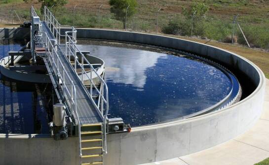 Jak obliczanie masy z gęstości pomaga w optymalizacji osadników?