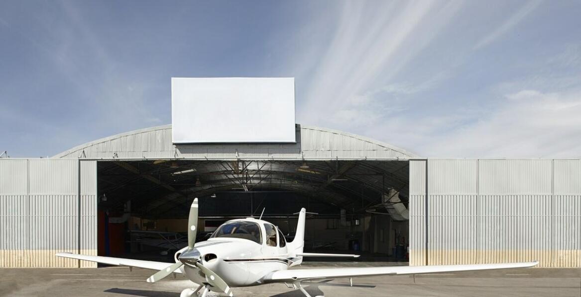 Koszt czarteru samolotu w kontekście pilnych przesyłek