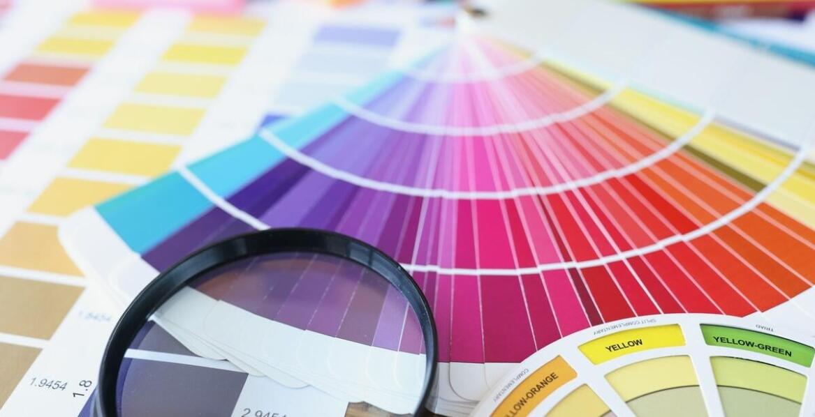 Jakie są najważniejsze cechy skutecznych kubków reklamowych?