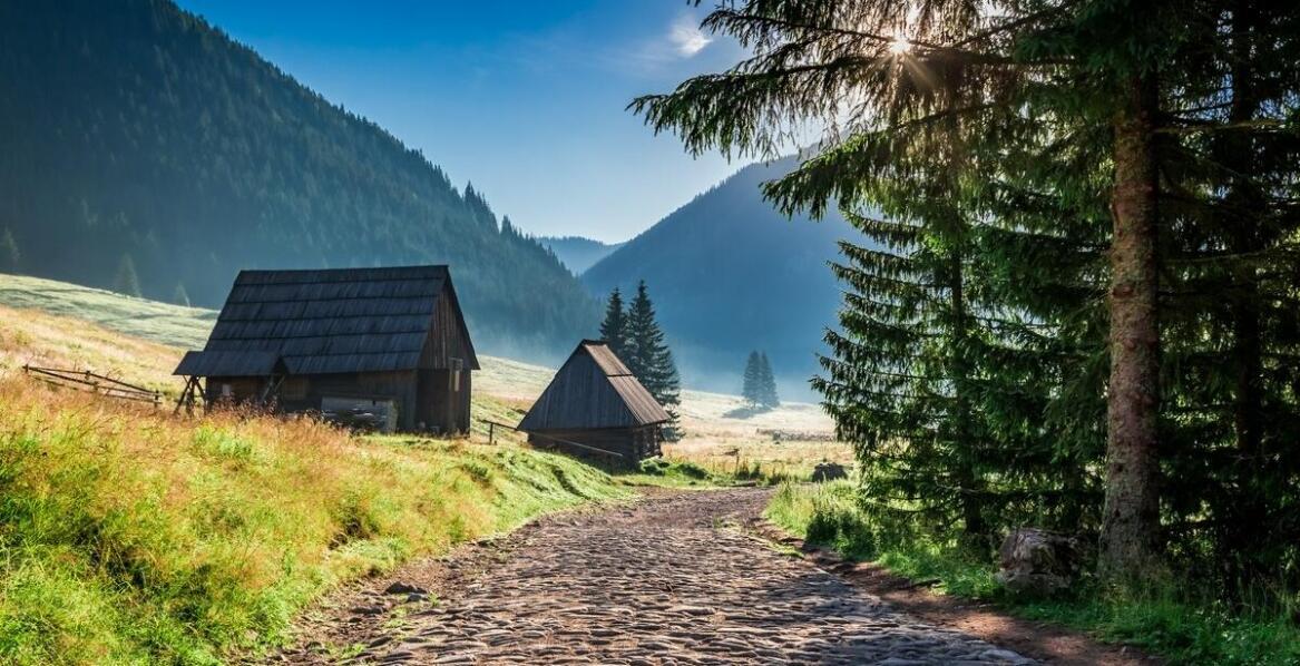Domy z bali jako baza wypadowa do odkrywania górskich szlaków