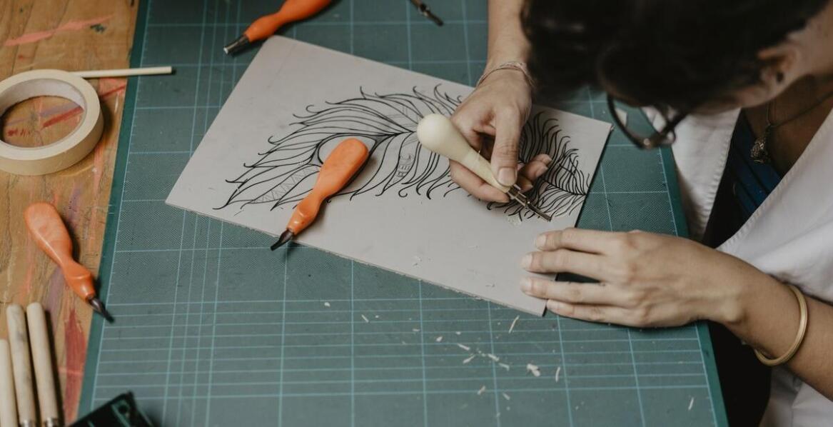 Eleganckie pióra na prezent – jakie wykończenia są obecnie modne?