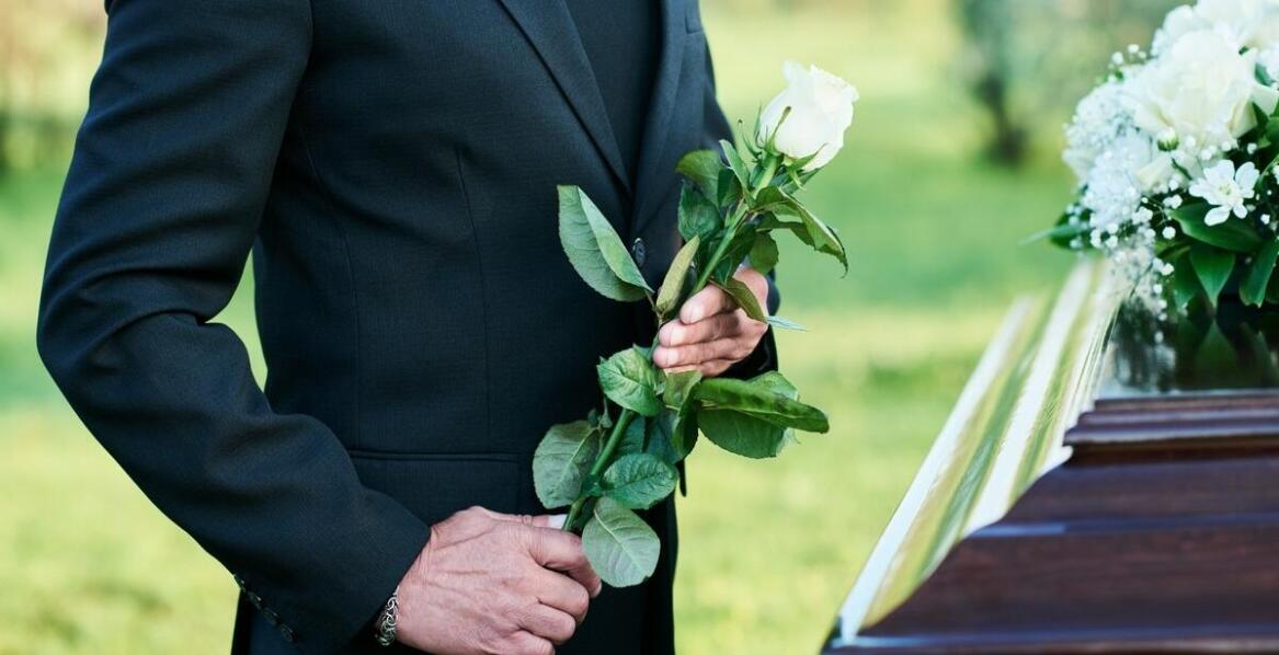 Organizacja ceremonii świeckiej: jak wygląda proces w firmie pogrzebowej?