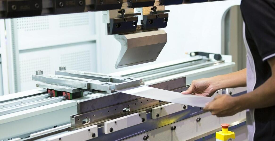 Rola nowoczesnych maszyn w zwiększaniu bezpieczeństwa pracy z metalami