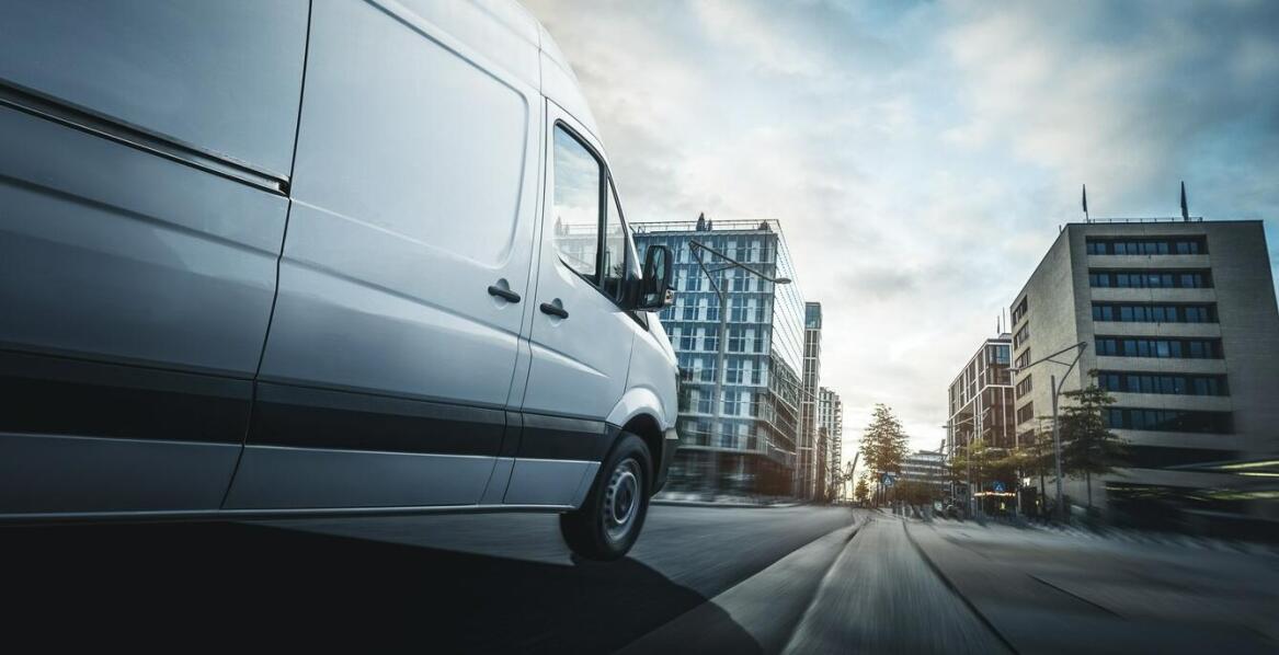 Porównanie kosztów i korzyści – oklejanie vs. tradycyjne formy reklamy