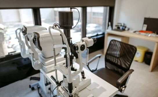 Dlaczego w gabinecie okulistycznym warto mieć lustro okrągłe podświetlane?