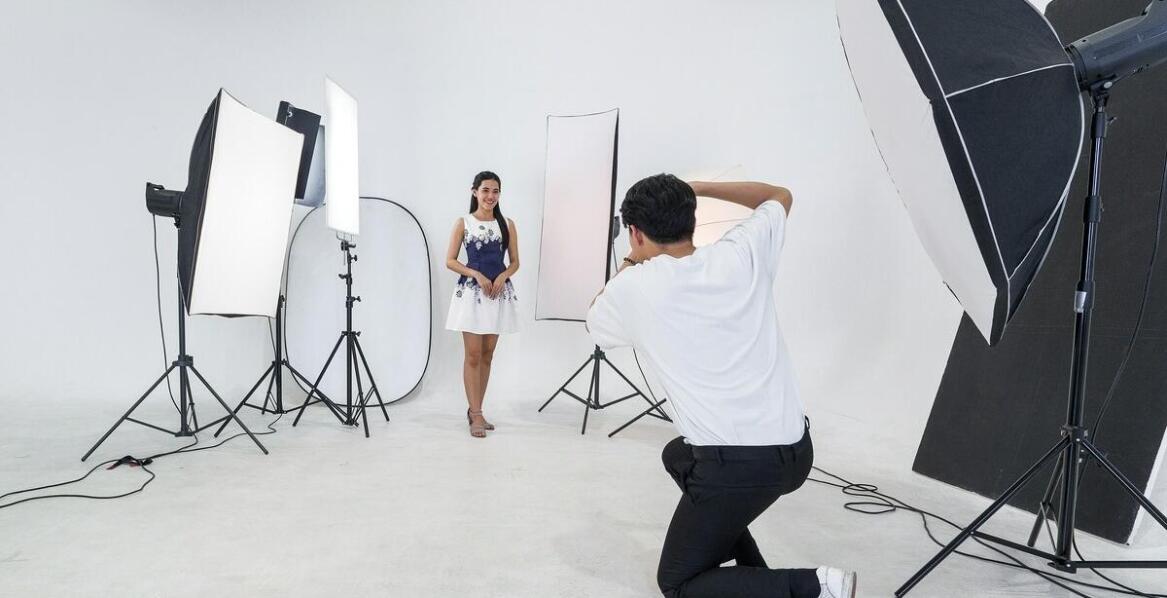 Jak wpływa różnorodność tła na efektywność sesji zdjęciowej w studiu fotograficznym?