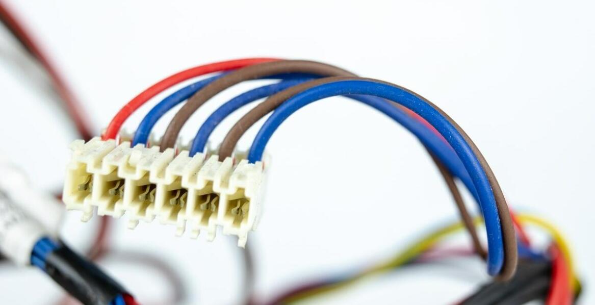 Innowacyjne rozwiązania z użyciem konektora okrągłego 4mm w branży elektronicznej