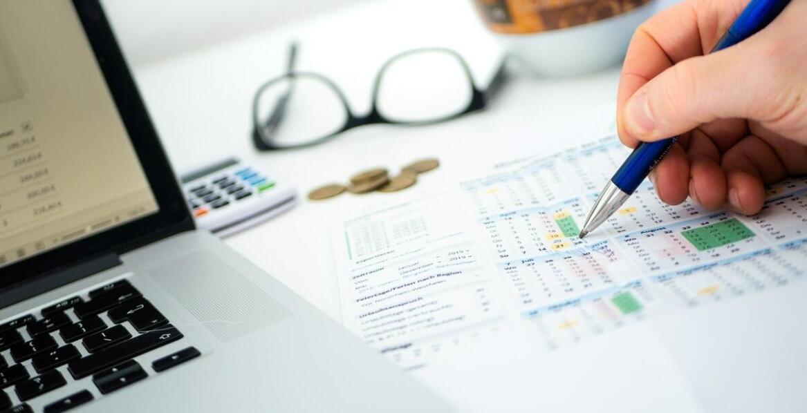 W jaki sposób planowanie trasy może obniżyć koszt busa za 1 km?