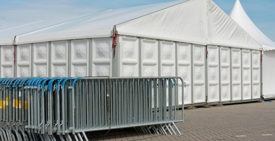 Zastosowanie hal namiotowych jako magazynów – korzyści i wyzwania