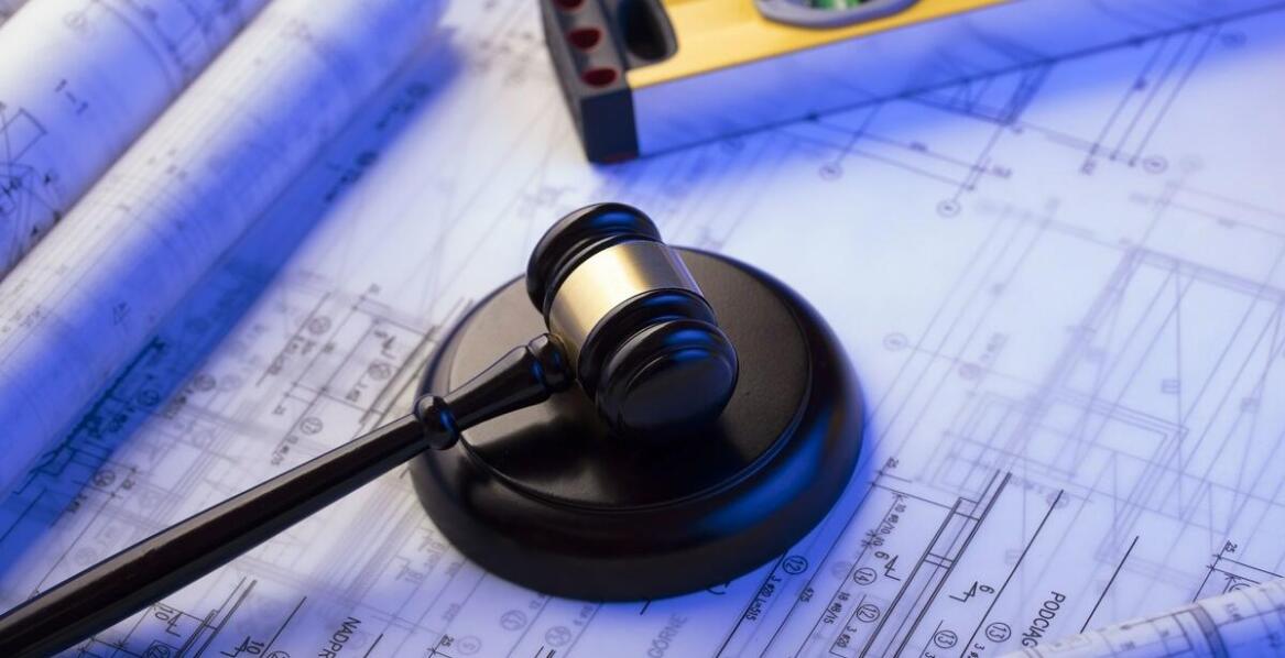 Prawne aspekty umów budowlanych: Jak uniknąć konfliktów prawnych?
