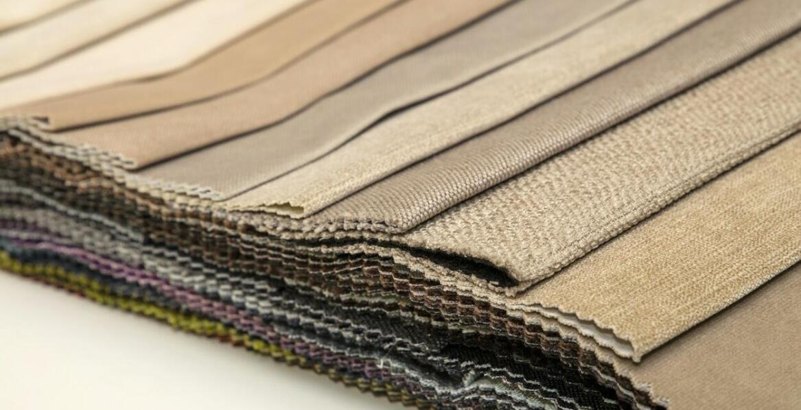 Materiały wykonania krzeseł pudrowy róż – co wybrać?