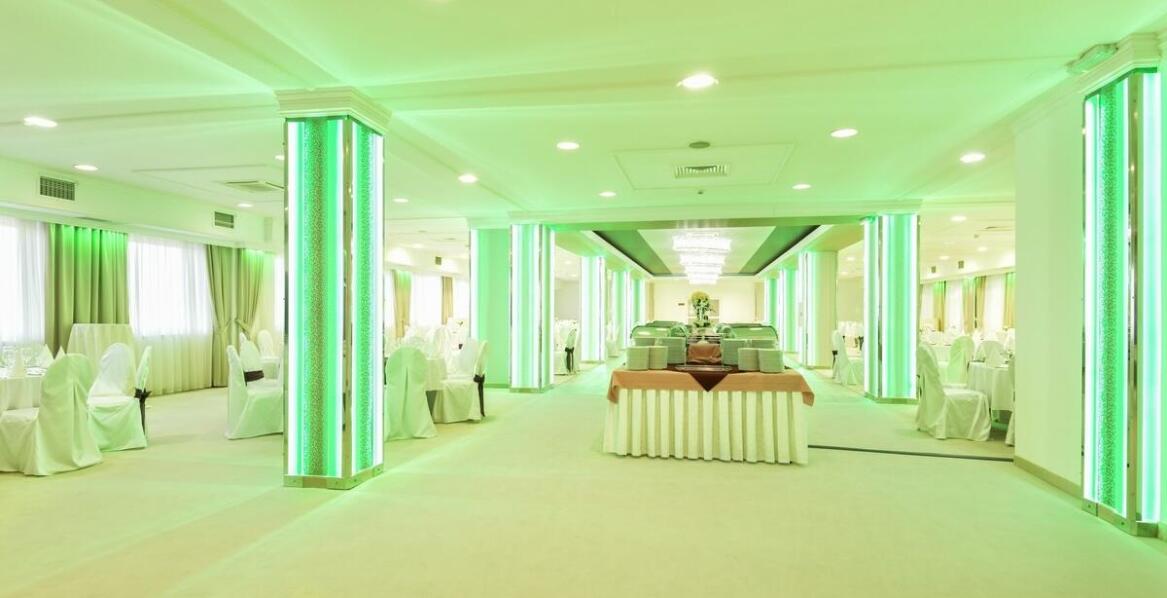 Zalety wynajmu neonów na krótki okres – kiedy warto się zdecydować?