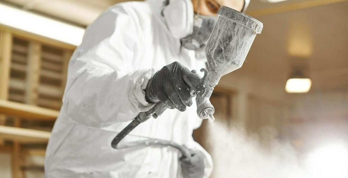 Lakierowanie elementów drewnianych – dlaczego warto skorzystać z profesjonalnych usług?