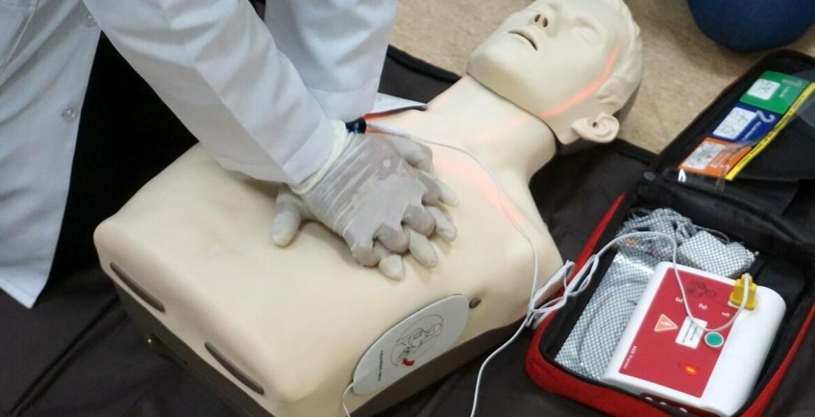 Jak odpowiednie oznaczenie i zabezpieczenie AED wpływa na skuteczność akcji ratunkowej?