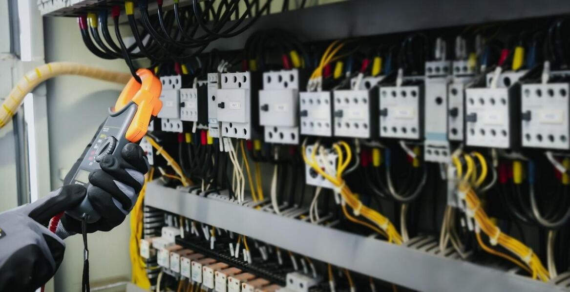 Jakie są kluczowe wyzwania w modernizacji starych instalacji elektrycznych?