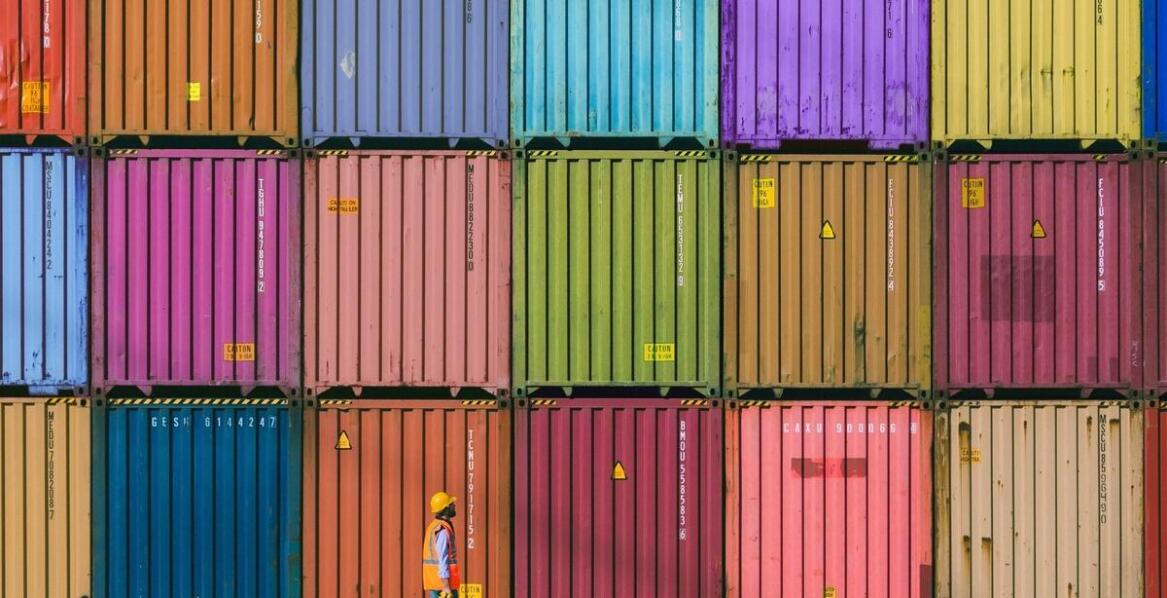 Jakie są zalety wynajmu używanych pojemników siatkowych dla firm logistycznych?